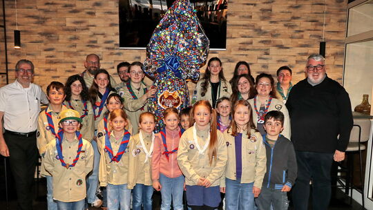 Pfarrer Andreas Fuchs (rechts) hat den Pfadfindern vom Stamm Katharina Kasper der Pfarrei St. Bonifatius Wirges ein 10 Kilogramm Pfarrer Andreas Fuchs (rechts) hat den Pfadfindern vom Stamm Katharina Kasper der Pfarrei St. Bonifatius Wirges ein 10 Kilogramm