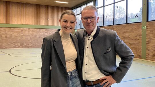 Bei der Wahlparty in der Mandeler Schlossberghalle wurde Katharina Gräff (CDU) von VG-Bürgermeister Markus Lüttger unterstützt. Bei der Wahlparty in der Mandeler Schlossberghalle wurde Katharina Gräff (CDU) von VG-Bürgermeister Markus Lüttger unterstützt.