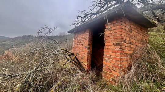 Ziemlich unspektakulär, aber mit phantastischer Aussicht ins Alsenztal - Wingertshäuschen in der Ebernburger Erzgrube. Ziemlich unspektakulär, aber mit phantastischer Aussicht ins Alsenztal - Wingertshäuschen in der Ebernburger Erzgrube.
