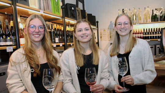 Die designierte Blütenkönigin Caroline (Mitte) freut sich zusammen mit ihren Prinzessinnen Lilli (links) und Ann-Kathrin (rechts Die designierte Blütenkönigin Caroline (Mitte) freut sich zusammen mit ihren Prinzessinnen Lilli (links) und Ann-Kathrin (rechts