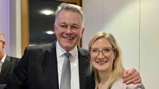 CDU-Fraktionsführer Gordon Schnieder und CDU-Direktkandidatin Karina Wächter freuen sich über den Wahlerfolg ihrer Partei bei de CDU-Fraktionsführer Gordon Schnieder und CDU-Direktkandidatin Karina Wächter freuen sich über den Wahlerfolg ihrer Partei bei de