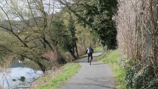 Der Radweg zwischen Bad Ems und Fachbach ist in diesem Abschnitt relativ breit, aber er hat längst nicht die erforderlichen 2,50 Der Radweg zwischen Bad Ems und Fachbach ist in diesem Abschnitt relativ breit, aber er hat längst nicht die erforderlichen 2,50