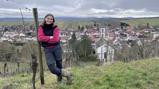 Die 26-jährige Katharina Gräff (CDU) fühlt sich in den Weinbergen besonders wohl. Hier im Hintergrund: Ihr Heimatort Mandel. Die 26-jährige Katharina Gräff (CDU) fühlt sich in den Weinbergen besonders wohl. Hier im Hintergrund: Ihr Heimatort Mandel.
