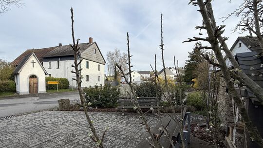 Eulgem ist ein kleines Dorf in der Verbandsgemeinde Kaisersesch. Bei der Landtagswahl erzielte die AfD dort mit 31,2 Prozent ein Eulgem ist ein kleines Dorf in der Verbandsgemeinde Kaisersesch. Bei der Landtagswahl erzielte die AfD dort mit 31,2 Prozent ein