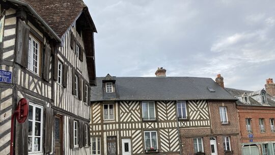 Typisch für die Normandie sind ihre traditionellen Fachwerkhäuser, die oft in hübschen kleinen Dörfern, wie hier in Blangy-le-Ch Typisch für die Normandie sind ihre traditionellen Fachwerkhäuser, die oft in hübschen kleinen Dörfern, wie hier in Blangy-le-Ch