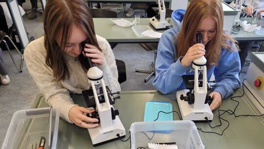 Schülerinnen der Klasse 12 mit den gestifteten Mikroskopen Schülerinnen der Klasse 12 mit den gestifteten Mikroskopen