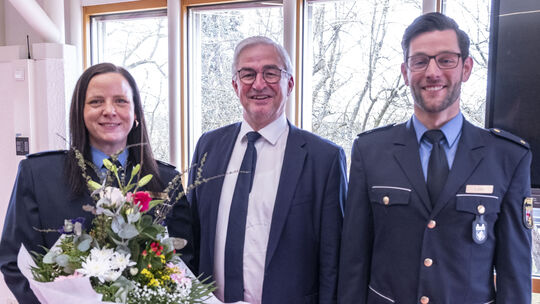 Bereits seit Oktober sind beide in ihren neuen Funktionen tätig. Polizeipräsident Jürgen Süs (Mitte), wünschte Katinka Schneider Bereits seit Oktober sind beide in ihren neuen Funktionen tätig. Polizeipräsident Jürgen Süs (Mitte), wünschte Katinka Schneider
