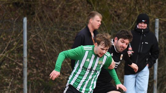 Der Bollenbacher SV II (grüne Trikots) setzte sich im Abstiegskampf gegen die SG Bergen/Berschweiler durch und ist jetzt punktgl Der Bollenbacher SV II (grüne Trikots) setzte sich im Abstiegskampf gegen die SG Bergen/Berschweiler durch und ist jetzt punktgl