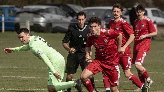 Auf in Richtung Tor: Die SG Merxheim/Monzingen/Meddersheim (rote Trikots) setzte in ihrem Heimspiel gegen die SG Guldenbachtal a Auf in Richtung Tor: Die SG Merxheim/Monzingen/Meddersheim (rote Trikots) setzte in ihrem Heimspiel gegen die SG Guldenbachtal a