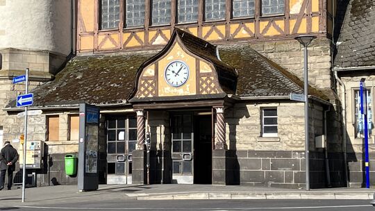 Schon am Eingang wird deutlich, dass der Cochemer Bahnhof in die Jahre gekommen ist. Schon am Eingang wird deutlich, dass der Cochemer Bahnhof in die Jahre gekommen ist.