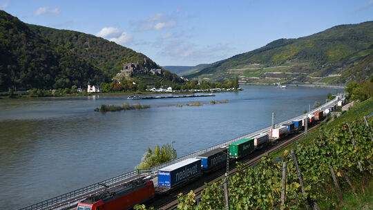 Die Bahntrasse zwischen Troisdorf und Wiesbaden (hier bei Assmannshausen) wird ab Anfang Juli generalsaniert. Damit das Großproj Die Bahntrasse zwischen Troisdorf und Wiesbaden (hier bei Assmannshausen) wird ab Anfang Juli generalsaniert. Damit das Großproj