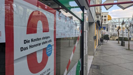 Am Montag, 23. März, waren viele Apotheken in Deutschland geschlossen. An diesem Tag haben sie unter anderem in Düsseldorf prote Am Montag, 23. März, waren viele Apotheken in Deutschland geschlossen. An diesem Tag haben sie unter anderem in Düsseldorf prote