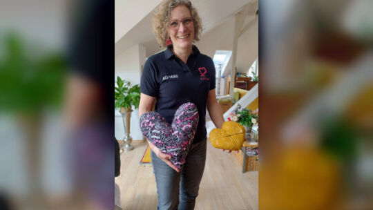 Alexandra Weber, Geschäftsführerin der gemeinnützigen Unternehmergesellschaft "Herzkissen - gemeinsam gegen Krebs", weiß um die Alexandra Weber, Geschäftsführerin der gemeinnützigen Unternehmergesellschaft "Herzkissen - gemeinsam gegen Krebs", weiß um die