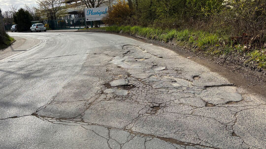 In einem sehr schlechten Zustand ist die Ernst-Abbe-Straße, die etappenweise saniert werden soll. In einem sehr schlechten Zustand ist die Ernst-Abbe-Straße, die etappenweise saniert werden soll.