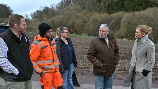 Frederik Grüneberg (von links), Andre Dunkel (2. Beigeordneter), Stefanie Küntzer (1. Beigeordnete), Ortsbürgermeister Uwe Nees Frederik Grüneberg (von links), Andre Dunkel (2. Beigeordneter), Stefanie Küntzer (1. Beigeordnete), Ortsbürgermeister Uwe Nees