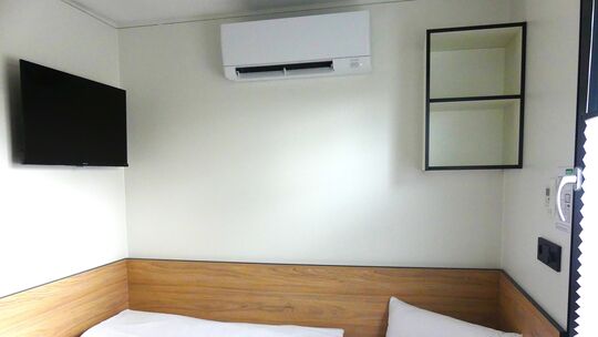 Einblick in ein Roatel-Zimmer: Kompakte Gemütlichkeit auf nur acht Quadratmetern, ausgestattet mit TV und Klimaanlage. Einblick in ein Roatel-Zimmer: Kompakte Gemütlichkeit auf nur acht Quadratmetern, ausgestattet mit TV und Klimaanlage.