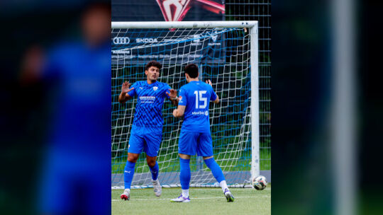 Ausgejubelt: Max Wilschrey (links) wird den FC Emmelshausen-Karbach nach der Saison und dann nach insgesamt fünf Jahren auf dem Ausgejubelt: Max Wilschrey (links) wird den FC Emmelshausen-Karbach nach der Saison und dann nach insgesamt fünf Jahren auf dem