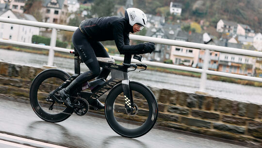 Auf Rekordjagd an der Mosel zwischen Koblenz und Alf: Ultra-Radfahrer Alex McCormack hat in sieben Tagen 3826,47 Kilometer auf d Auf Rekordjagd an der Mosel zwischen Koblenz und Alf: Ultra-Radfahrer Alex McCormack hat in sieben Tagen 3826,47 Kilometer auf d
