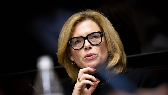 Julia Klöckner (CDU), Bundestagspräsidentin, spricht im Nachtzug auf dem Weg nach Kiew mit Delegationsmitgliedern und Journalist Julia Klöckner (CDU), Bundestagspräsidentin, spricht im Nachtzug auf dem Weg nach Kiew mit Delegationsmitgliedern und Journalist