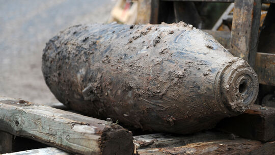 Symbolbild: Am 2. April 2026 wurde in einem Neubaugebiet in Völkenroth (VG Kastellaun) eine Weltkriegsbombe gefunden. Symbolbild: Am 2. April 2026 wurde in einem Neubaugebiet in Völkenroth (VG Kastellaun) eine Weltkriegsbombe gefunden.