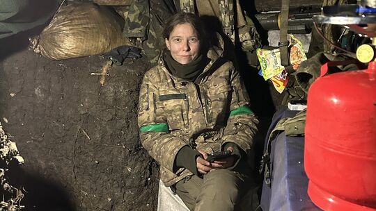 Nur vier Wochen nach dem russischen Überfall meldete sich Savita Wagner als Freiwillige in der ukrainischen Armee und diente dor Nur vier Wochen nach dem russischen Überfall meldete sich Savita Wagner als Freiwillige in der ukrainischen Armee und diente dor