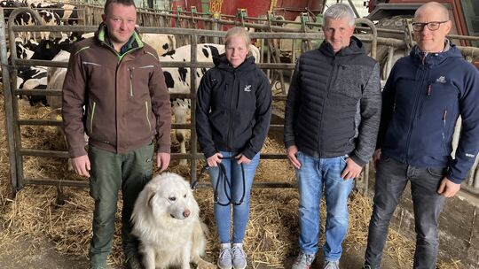 Auf ihrem Bauernhof in Hasselbach haben Martin Hähner und Marie Utsch (von links), hier mit Herdenschutzhund Argus, schon mehrfa Auf ihrem Bauernhof in Hasselbach haben Martin Hähner und Marie Utsch (von links), hier mit Herdenschutzhund Argus, schon mehrfa
