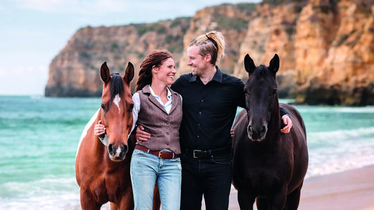 Eva und Holger Offers an der portugiesischen Altantikküste. Die beiden wagten vor einigen Jahren den Sprung aus Rheinland-Pfalz Eva und Holger Offers an der portugiesischen Altantikküste. Die beiden wagten vor einigen Jahren den Sprung aus Rheinland-Pfalz