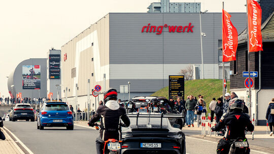 Gegenüber von Ringwerk und Boulevard war schon in den ganz frühen Morgenstunden einiges los. Gegenüber von Ringwerk und Boulevard war schon in den ganz frühen Morgenstunden einiges los.