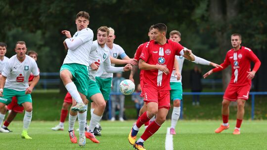 Im Hinspiel am 3. Oktober 2025 siegte Mülheim-Kärlich um seinen Torjäger Martin Jacobs (in Weiß-Grün, beim Schuss) mit 6:1 gegen Im Hinspiel am 3. Oktober 2025 siegte Mülheim-Kärlich um seinen Torjäger Martin Jacobs (in Weiß-Grün, beim Schuss) mit 6:1 gegen