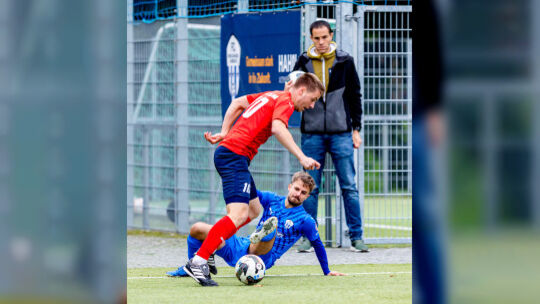 Im Hinspiel tanzte die SG Mörschbach um Spielertrainer Simon Peifer (rotes Trikot) den FC Emmelshausen-Karbach II um Tim Kasper Im Hinspiel tanzte die SG Mörschbach um Spielertrainer Simon Peifer (rotes Trikot) den FC Emmelshausen-Karbach II um Tim Kasper