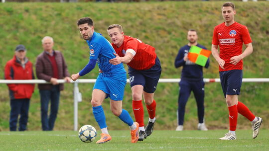 Der FC Emmelshausen-Karbach II um den Ex-Mörschbacher Dominik Kunz (in Blau) war im Argenthaler Waldstadion von Mörschbachs Kapi Der FC Emmelshausen-Karbach II um den Ex-Mörschbacher Dominik Kunz (in Blau) war im Argenthaler Waldstadion von Mörschbachs Kapi