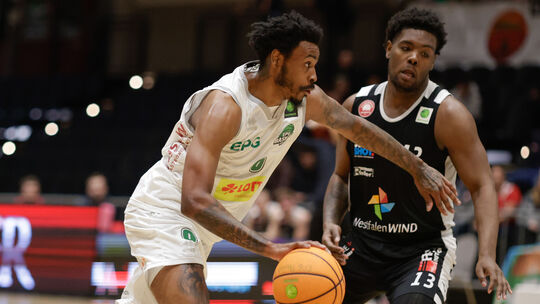 Auch in Göttingen gab es für die Koblenzer Basketballer um Decorian Jeffries (am Ball) nichts zu holen, die Baskets verloren mit Auch in Göttingen gab es für die Koblenzer Basketballer um Decorian Jeffries (am Ball) nichts zu holen, die Baskets verloren mit