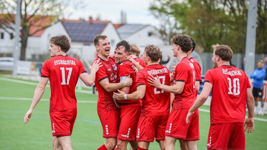 Nach dem 3:2-Führungstreffer der Eisbachtaler in Ludwigshafen durch Kapitän Max Olbrich (3. von links) kannte die Eisbachtaler F Nach dem 3:2-Führungstreffer der Eisbachtaler in Ludwigshafen durch Kapitän Max Olbrich (3. von links) kannte die Eisbachtaler F