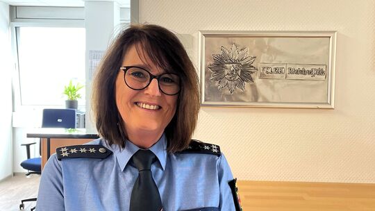 Claudia Müller vor ihrem Büro im achten Stock des Polizeipräsidiums Koblenz: Die heute 61-Jährige war 1987 die erste Frau bei de Claudia Müller vor ihrem Büro im achten Stock des Polizeipräsidiums Koblenz: Die heute 61-Jährige war 1987 die erste Frau bei de