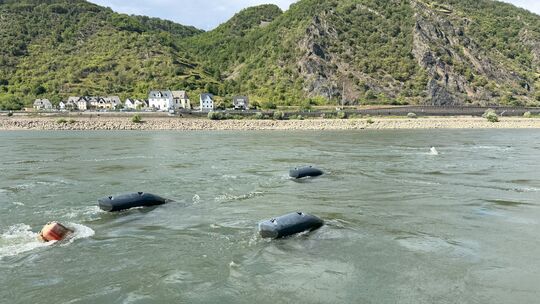 Die ersten Energyfische schwimmen im Rhein bei St. Goar, gegenüber von Ehrenthal - und liefern Strom. Das Schwarmkraftwerk ist d Die ersten Energyfische schwimmen im Rhein bei St. Goar, gegenüber von Ehrenthal - und liefern Strom. Das Schwarmkraftwerk ist d