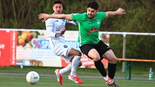 Giovanni Landi (weißes Trikot, hier im Duell mit Mustafa Madanoglu) hatte einen großen Anteil am Sieg des HSV Neuwied gegen den Giovanni Landi (weißes Trikot, hier im Duell mit Mustafa Madanoglu) hatte einen großen Anteil am Sieg des HSV Neuwied gegen den