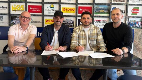 Fixieren die zukünftige Zusammenarbeit bei Eintracht Bad Kreuznach: Mario Spreitzer (von links), der Sportliche Leiter der SGE, Fixieren die zukünftige Zusammenarbeit bei Eintracht Bad Kreuznach: Mario Spreitzer (von links), der Sportliche Leiter der SGE,