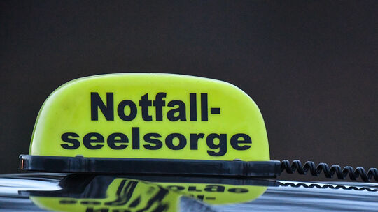 Die Notfallseelsorge hat sich seit 2000 im Westerwaldkreis als Teil der psychosozialen Notfallversorgung etabliert und leistet w Die Notfallseelsorge hat sich seit 2000 im Westerwaldkreis als Teil der psychosozialen Notfallversorgung etabliert und leistet w