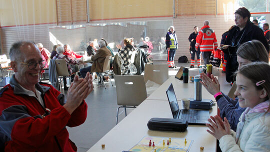 Beifall für die Einsatzkräfte: In der Legiahalle brandete Applaus auf, als verkündet wurde, dass die Bombe entschärft ist und al Beifall für die Einsatzkräfte: In der Legiahalle brandete Applaus auf, als verkündet wurde, dass die Bombe entschärft ist und al