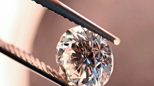 Die Edelsteinbearbeitung in Idar-Oberstein hat eine jahrhundertelange Tradition. Das soll jetzt in einen Eintrag in die Liste de Die Edelsteinbearbeitung in Idar-Oberstein hat eine jahrhundertelange Tradition. Das soll jetzt in einen Eintrag in die Liste de