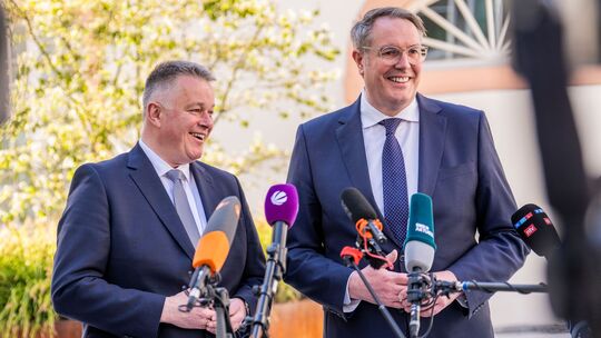 Gute Laune: Gordon Schnieder (links, CDU), Spitzenkandidat und Wahlsieger der zurückliegenden Landtagswahl, und der noch amtiere Gute Laune: Gordon Schnieder (links, CDU), Spitzenkandidat und Wahlsieger der zurückliegenden Landtagswahl, und der noch amtiere