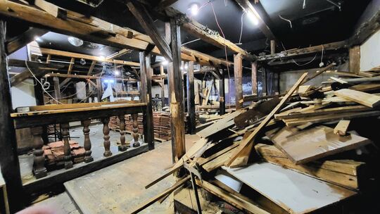 Der Abbau des Stadls im hinteren Clubbereich läuft. Der Abbau des Stadls im hinteren Clubbereich läuft.