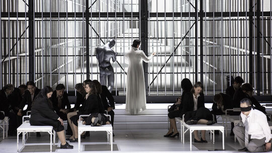 Turandot (im weißen Gewand: Elza van den Heever) in ihrem Pekinger Palast, der an der Oper Frankfurt eher an ein gewaltiges Gefä Turandot (im weißen Gewand: Elza van den Heever) in ihrem Pekinger Palast, der an der Oper Frankfurt eher an ein gewaltiges Gefä