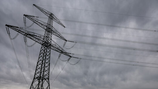 Ab Freitag werden wieder Hochspannungsfreileitungen von Helikoptern aus kontrolliert (Symbolfoto). Ab Freitag werden wieder Hochspannungsfreileitungen von Helikoptern aus kontrolliert (Symbolfoto).