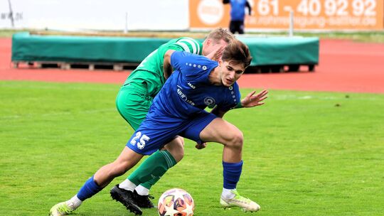 Roman Hudov (vorne) und Cosmos Koblenz fanden am Sonntag auf dem Oberwerth keinen Weg, um sich gegen den SV Auersmacher durchzus Roman Hudov (vorne) und Cosmos Koblenz fanden am Sonntag auf dem Oberwerth keinen Weg, um sich gegen den SV Auersmacher durchzus