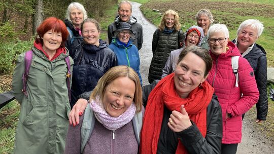 Die zertifizierte Lachyoga-Trainerin Betty Bach (vorne rechts) und Silke Fanter (vorne links) vom SGV (Sauerländischer Gebirgsve Die zertifizierte Lachyoga-Trainerin Betty Bach (vorne rechts) und Silke Fanter (vorne links) vom SGV (Sauerländischer Gebirgsve