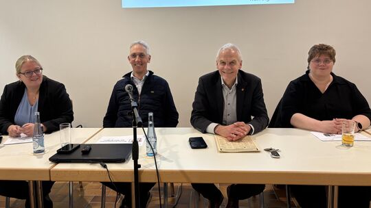 Bei der Bürgerveranstaltung erklärten (von links) VG-Büroleiterin Sonja Hackbeil, Peterslahrs Ortsbürgermeister Michael Liedigk, Bei der Bürgerveranstaltung erklärten (von links) VG-Büroleiterin Sonja Hackbeil, Peterslahrs Ortsbürgermeister Michael Liedigk,