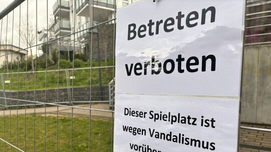 Vor zwei Jahren wurde der Spielplatz an der Brunnengasse wegen Vandalismus gesperrt. Vor zwei Jahren wurde der Spielplatz an der Brunnengasse wegen Vandalismus gesperrt.