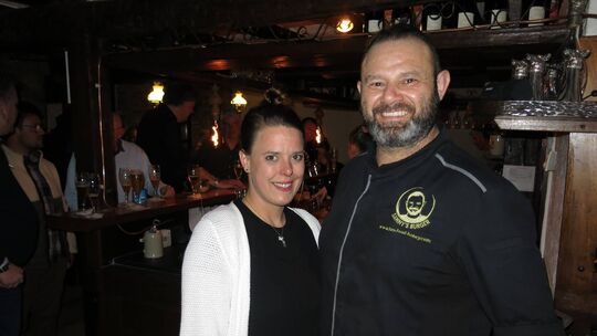 Sammy und seine Ehefrau Sarah am Eröffnungsabend der Gaststätte „Alte Post“ in Bischofsdhron. Sammy und seine Ehefrau Sarah am Eröffnungsabend der Gaststätte „Alte Post“ in Bischofsdhron.