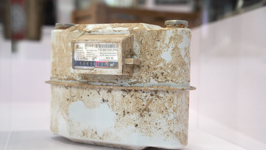 Der Gaszähler erinnert an die Flutkatastrophe im Ahrtal und ist im Raum mit Bezug auf den Klimawandel ausgestellt. Der Gaszähler erinnert an die Flutkatastrophe im Ahrtal und ist im Raum mit Bezug auf den Klimawandel ausgestellt.